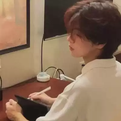 钟由希
